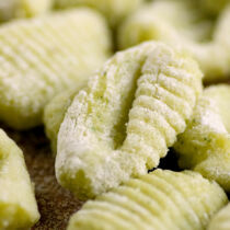 Basilikum-Gnocchi mit Pinienkernbutter Basilikum-Gnocchi mit Pinienkernbutter