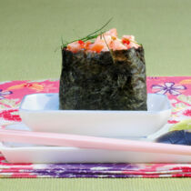 Gunkan-Sushi mit Thai-Lachstatar