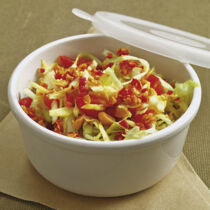 Scharfer Spitzkohlsalat mit Erdnüssen