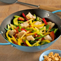 Asia-Gemüse mit Fisch aus dem Wok