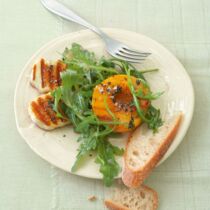 Rucolasalat mit gebratenen Pfirsichen und Halloumi Rucolasalat mit gebratenen Pfirsichen und Halloumi