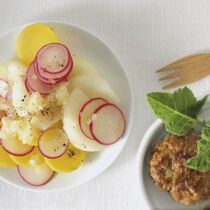 Lauwarmer Kohlrabisalat zu Frikadellen Lauwarmer Kohlrabisalat zu Frikadellen