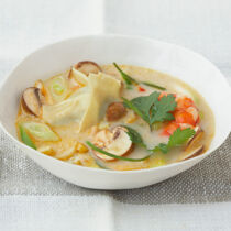 Thai-Kokos-Suppe mit Garnelen und Wan Tans Thai-Kokos-Suppe mit Garnelen und Wan Tans