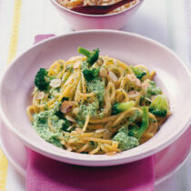 Nudeln mit Brokkoli-Nuss-Sauce Nudeln mit Brokkoli-Nuss-Sauce