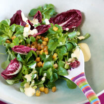 Feldsalat mit Radicchio und Kartoffel-Croûtons