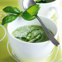 Grüne Spargel-Limetten-Suppe