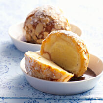 Gebackenes Vanilleeis mit Röstmandeln