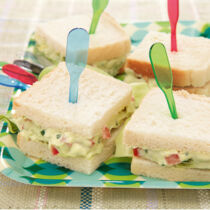 Kleine Avocado-Tomaten-Sandwiches Kleine Avocado-Tomaten-Sandwiches