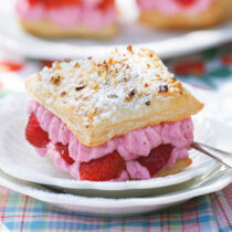 Luftige Quarkkissen mit Erdbeeren