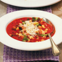 Tomatensuppe mit Hörnchennudeln