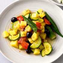 Kartoffelgemüse mit Zaziki Kartoffelgemüse mit Zaziki