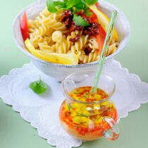 Nudelsalat mit Paprika-Feta-Dressing Nudelsalat mit Paprika-Feta-Dressing