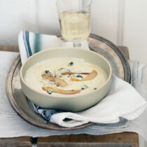 Selleriecremesuppe mit Gorgonzola und Birnen Selleriecremesuppe mit Gorgonzola und Birnen