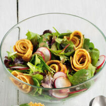 Salat mit Omelettschnecken
