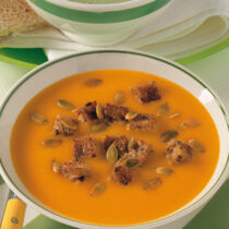 Kürbissuppe mit gerösteten Brotwürfeln Kürbissuppe mit gerösteten Brotwürfeln