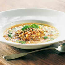Suppe mit Weizen und Frühlingszwiebeln Suppe mit Weizen und Frühlingszwiebeln