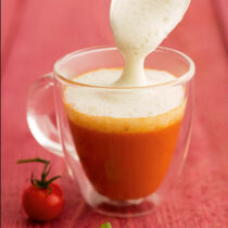 Tomatensüppchen mit Basilikumschaum