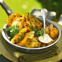 Erbsen-Reis-Puffer mit Minze und Knoblauchgemüse