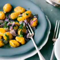 Kürbis-Gnocchi mit roten Zwiebeln Kürbis-Gnocchi mit roten Zwiebeln