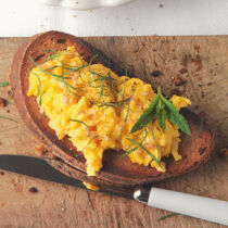 Geröstetes Bauernbrot mit Rührei und Minze