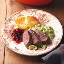 Gamsrücken aus dem Heu mit Birnen-Erdäpfel-Plätzchen und Rahmwirsing Gamsrücken aus dem Heu mit Birnen-Erdäpfel-Plätzchen und Rahmwirsing