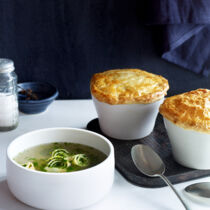 Pilzsuppe mit Blätterteighaube