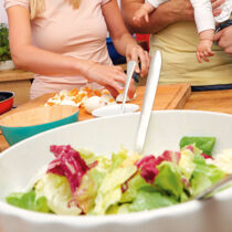 Salat mit Knusperbrot und wachsweichen Eiern Salat mit Knusperbrot und wachsweichen Eiern