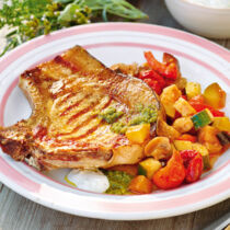 Kotelett vom Grill mit Gemüse Kotelett vom Grill mit Gemüse