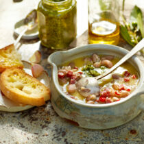 Einfache Bohnensuppe mit Petersiliensalsa