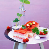 Erdbeerparfait mit Baiserbröseln