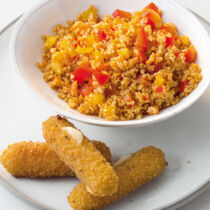 Paprika-Bulgur mit Frischkäse-Sticks