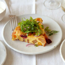 Wurzel-Frittata mit Kräutersalat und Meerrettichcreme