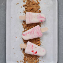 Käsekuchen-Steckerleis mit Erdbeerstreifen