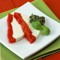 Frischkäse-Tomaten-Terrine mit Kürbiskern-Pesto Frischkäse-Tomaten-Terrine mit Kürbiskern-Pesto