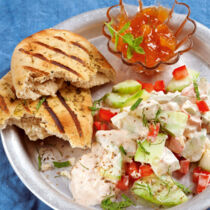 Gurken-Tomaten-Salat mit Naan