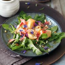 Löwenzahnsalat mit Pfirsichen und Serranoschinken Löwenzahnsalat mit Pfirsichen und Serranoschinken