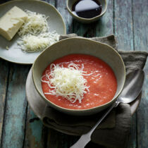 Tomatensuppe mit Spitzpaprika und Rohmilchkäse Tomatensuppe mit Spitzpaprika und Rohmilchkäse