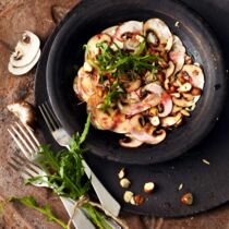 Pilzcarpaccio mit Haselnüssen Pilzcarpaccio mit Haselnüssen