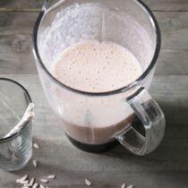 Erdbeer-Tofu-Smoothie mit Sonnenblumenkernen Erdbeer-Tofu-Smoothie mit Sonnenblumenkernen