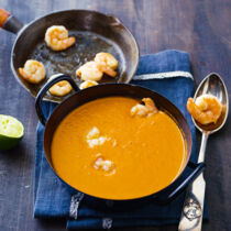 Tomaten-Kokos-Suppe mit Garnelen
