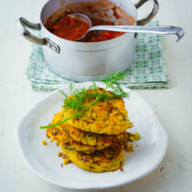 Hirsebratlinge mit Tomatensauce Hirsebratlinge mit Tomatensauce