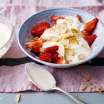 Erdbeeren mit Kokoscremehäubchen