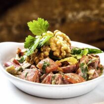 ROTER PAPRIKASALAT MIT SESAMMUS