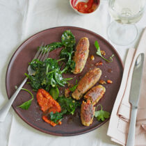 Grünkern-Cevapcici mit Knoblauch-Spinat Grünkern-Cevapcici mit Knoblauch-Spinat