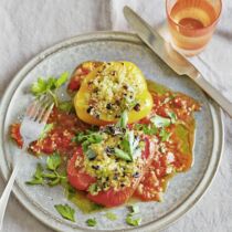 Gefüllte Bulgur-Oliven-Paprika mit Tomatensauce Gefüllte Bulgur-Oliven-Paprika mit Tomatensauce