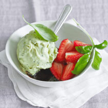 Avocado-Basilikum-Eis mit Balsamico-Erdbeeren Avocado-Basilikum-Eis mit Balsamico-Erdbeeren