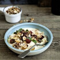 Mandeljoghurt mit Trauben und Nüssen