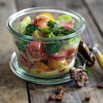 Tomaten-Grapefruit-Salat mit Chili-Brokkoli und Brotchips