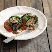 Wirsingrolle mit Tomaten-Tahin-Sauce Wirsingrolle mit Tomaten-Tahin-Sauce