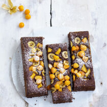 Kakaokuchen mit exotischen Früchten Kakaokuchen mit exotischen Früchten